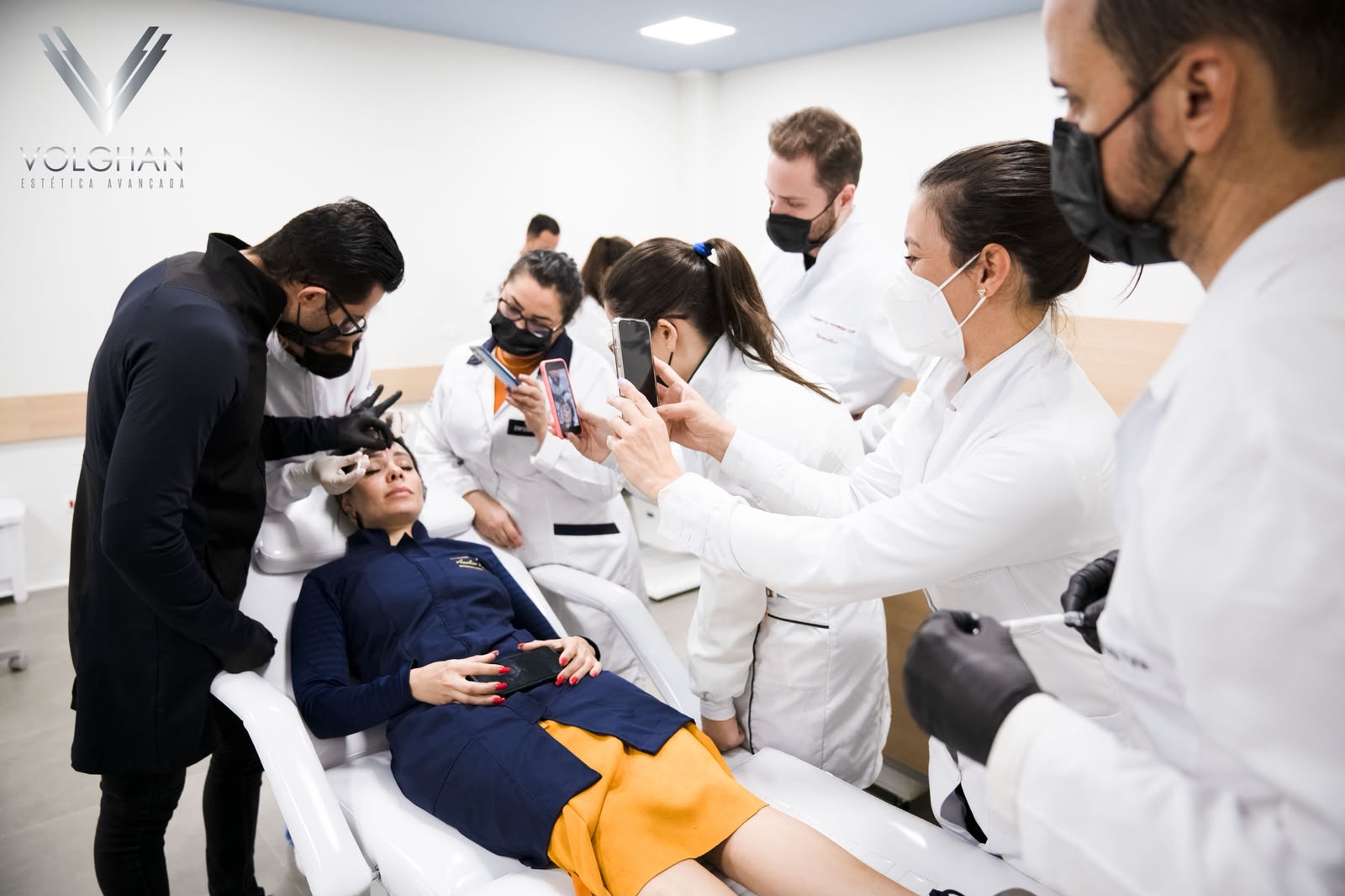 Turma acompanhando de perto uma aplicação durante o curso