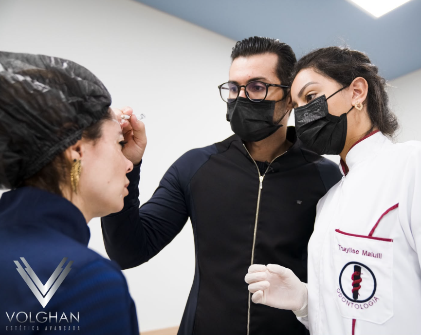 Dr. Alberto Volghan orientando aplicação prática de toxina botulínica