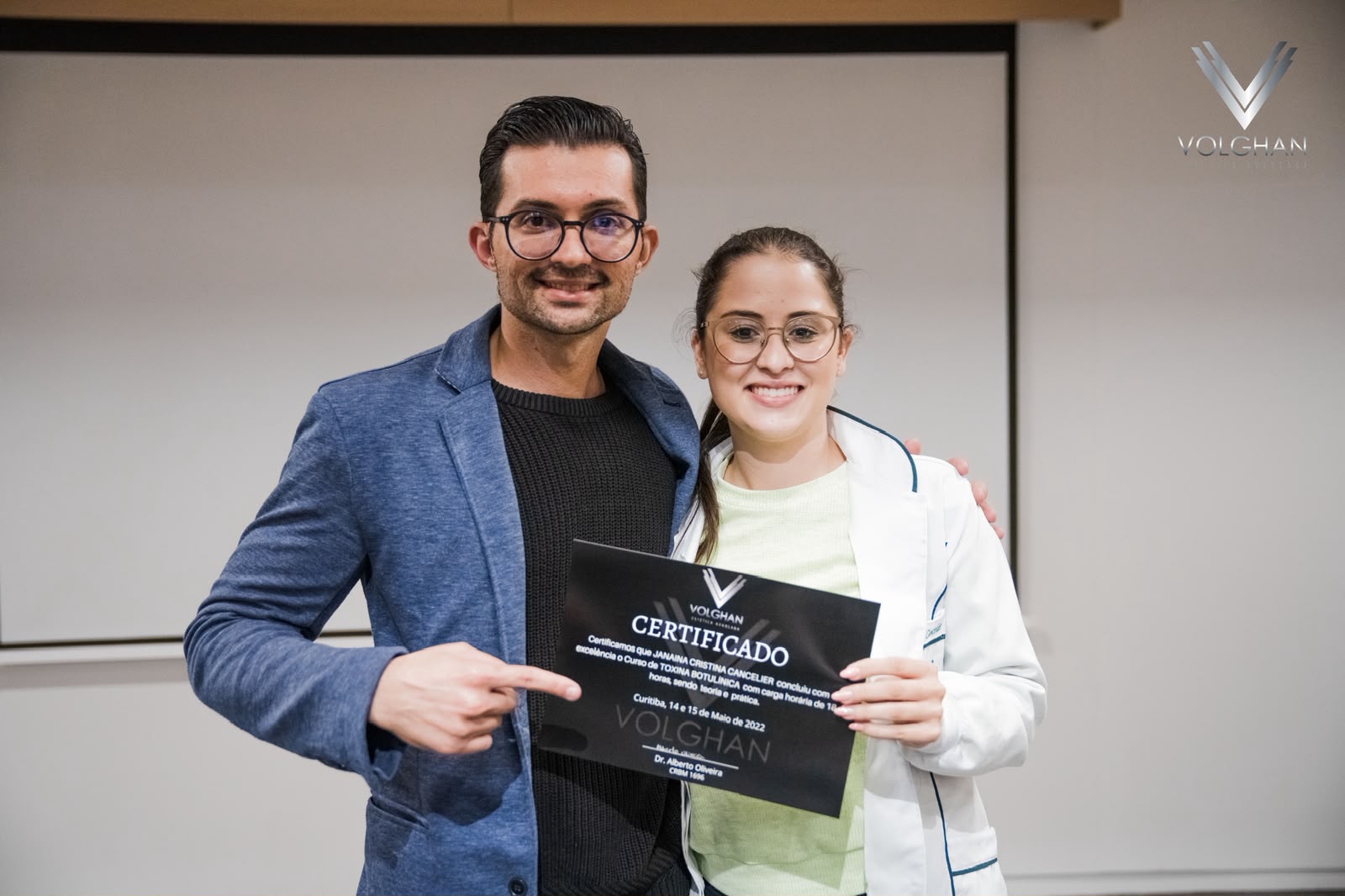 Entrega de certificado a aluna formada na Volghan Academy